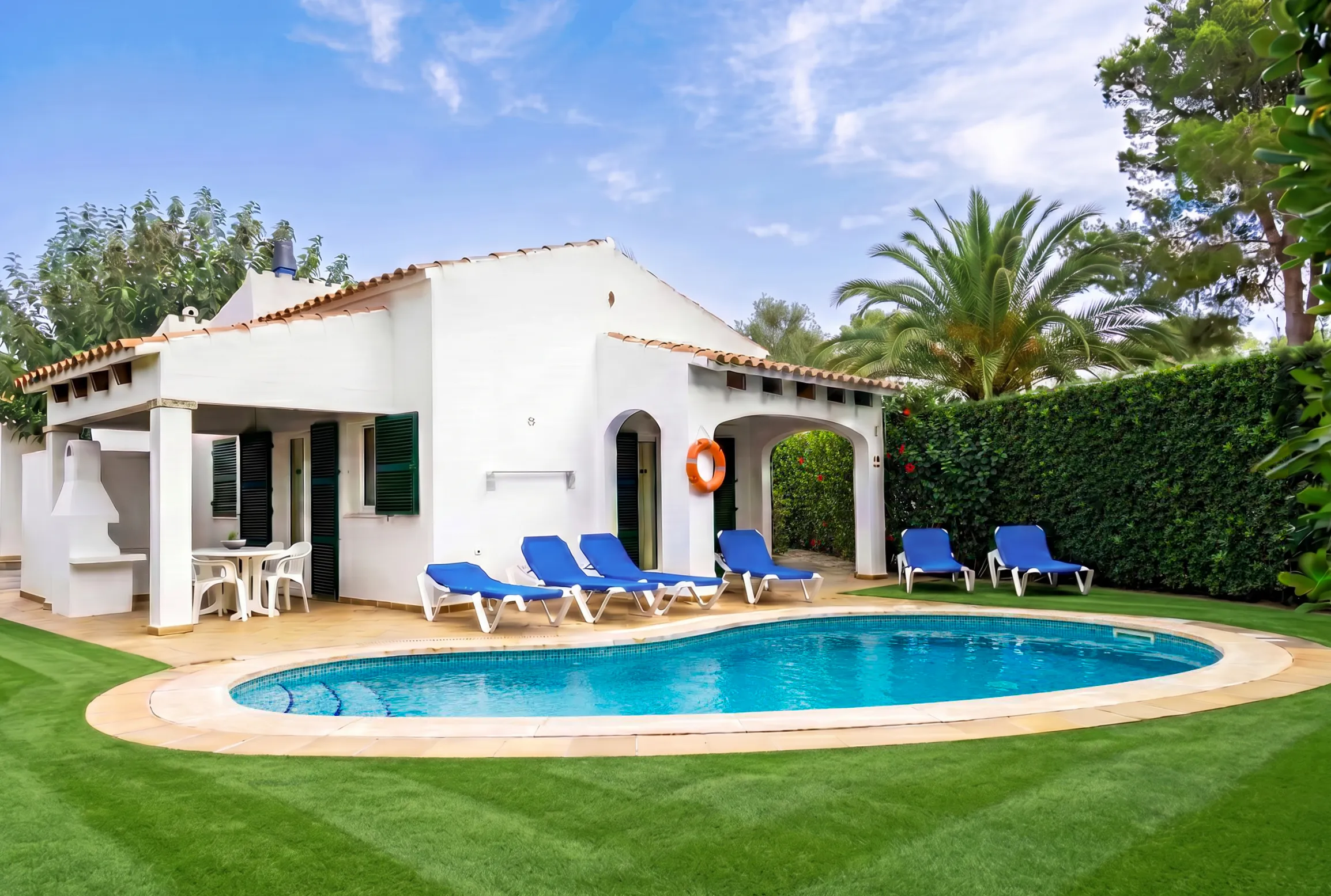 Villa Elvira con piscina privada, tumbonas y jardín, Menorca