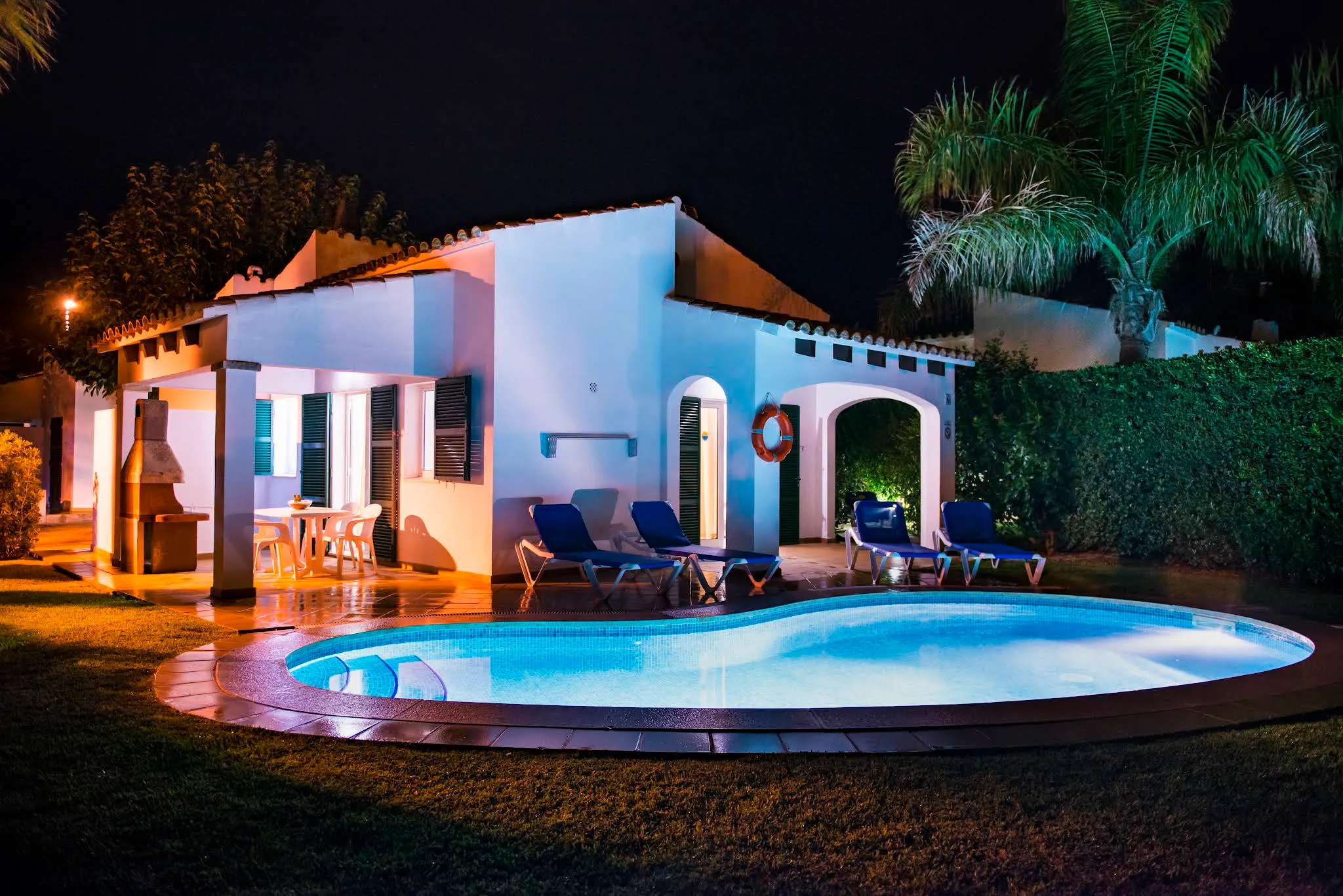 Villa con piscina privada iluminada de noche