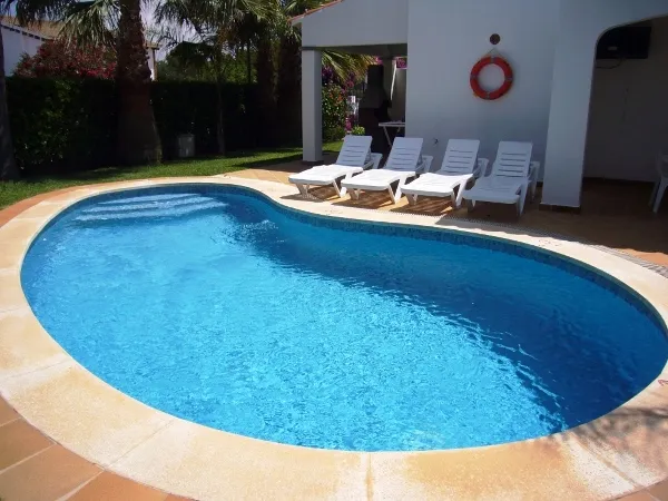 Piscina privada con tumbonas
