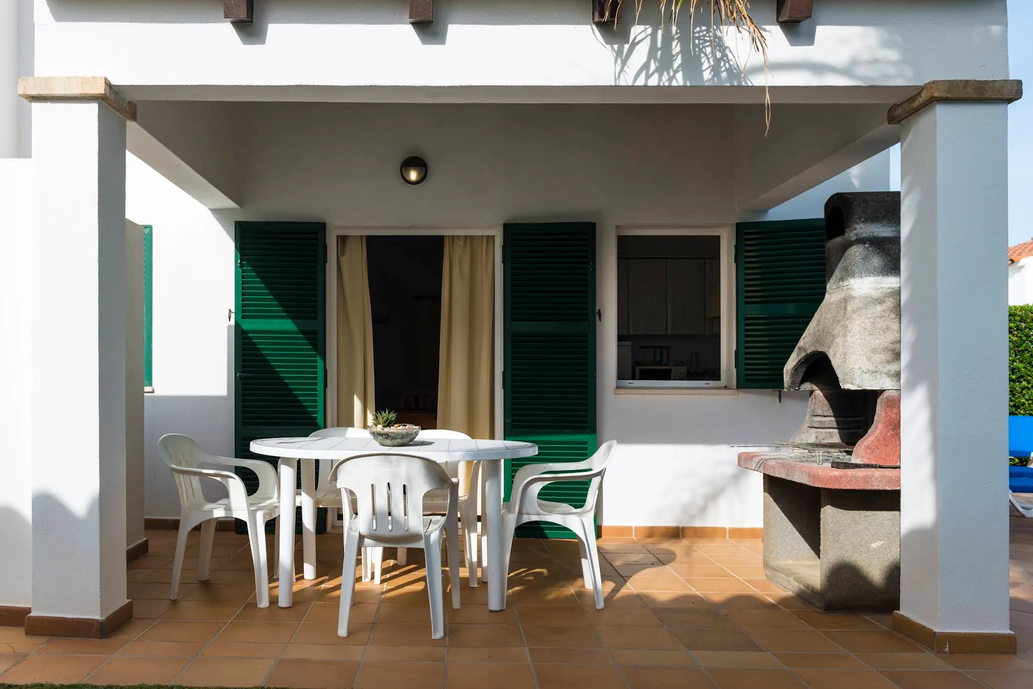 Terraza con barbacoa y mesa exterior
