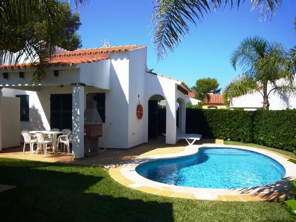 Exterior de una villa Elvira con piscina y barbacoa