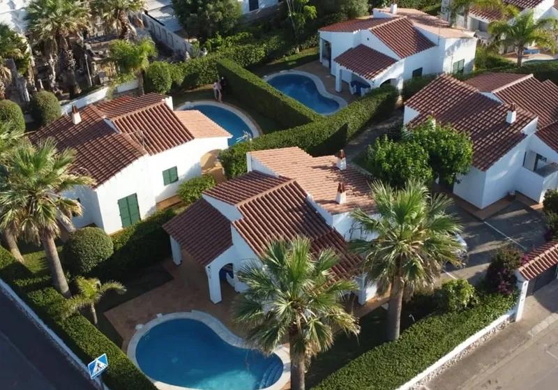 Vista aérea del conjunto de villas Elvira con piscinas privadas